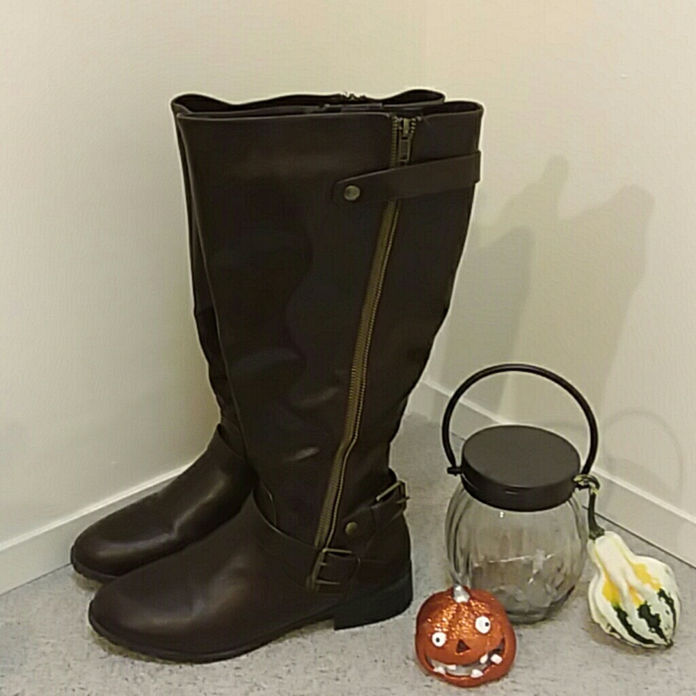 Gorgeous dark brown boots size 9W.